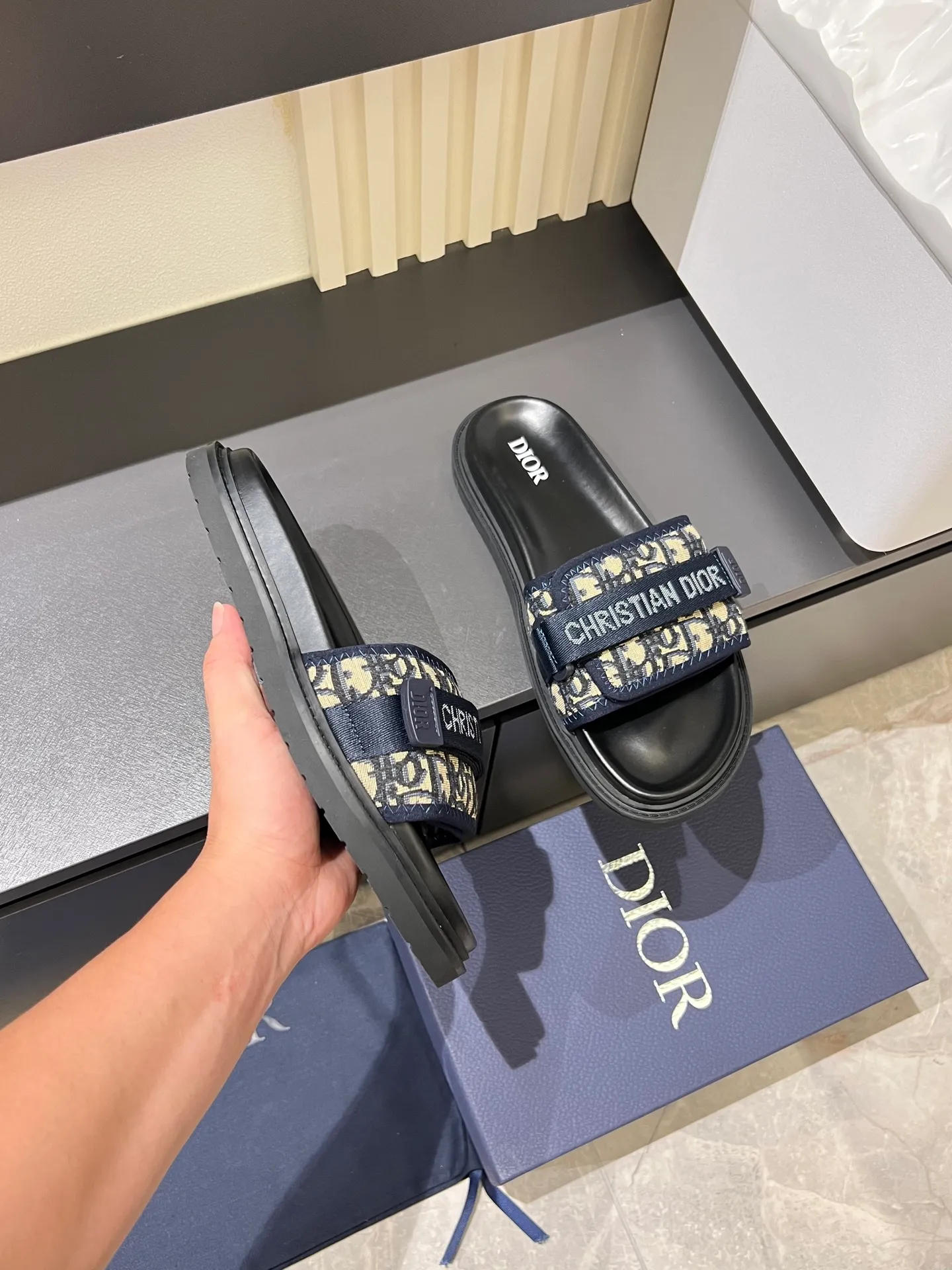 Men's men's shoes 💰p300 Size 38-45 Dior Dior's latest H-Town series Oblique thick sole slippers sandals Original purchase development and production This Dior H-Town sandals pay tribute to the classic logo of sports style and highlight Dior's high-end spirit. Crafted from black rubber with a beige and black Oblique printed upper, it's accentuated with tonal calfskin details. The rubber sole incorporates a variety of elements and is embellished with the Dior logo for a refined, futuristic look. Can be worn with shorts or jeans. Comes with exquisite packaging at the counter 🛍📦 ▪️ Fabric: Original customized imported Oblique embroidery ▪️ Lining: Imported soft sheepskin ▪️ Sole: Original molded ultra-light foam material ▪️ Bottom thickness: 4CM